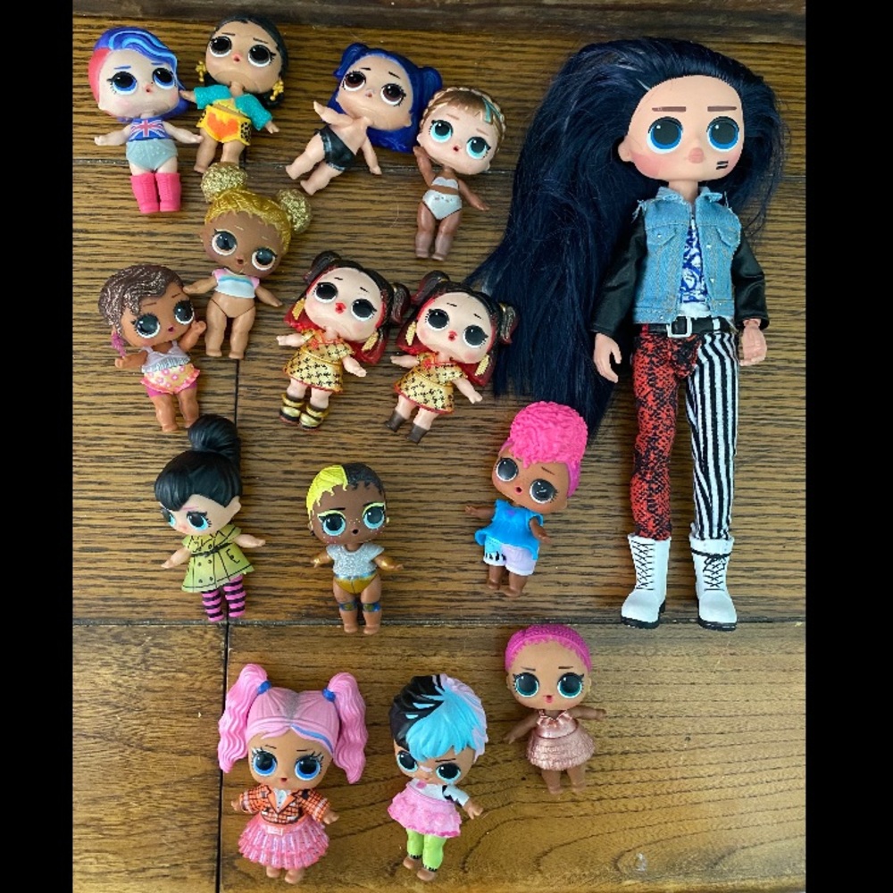 Lot of LOL dolls and Tween